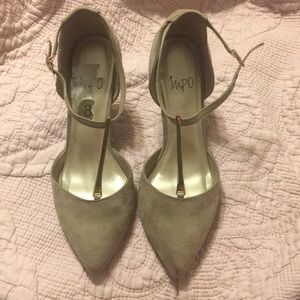 Suede taupe heels with medal bar